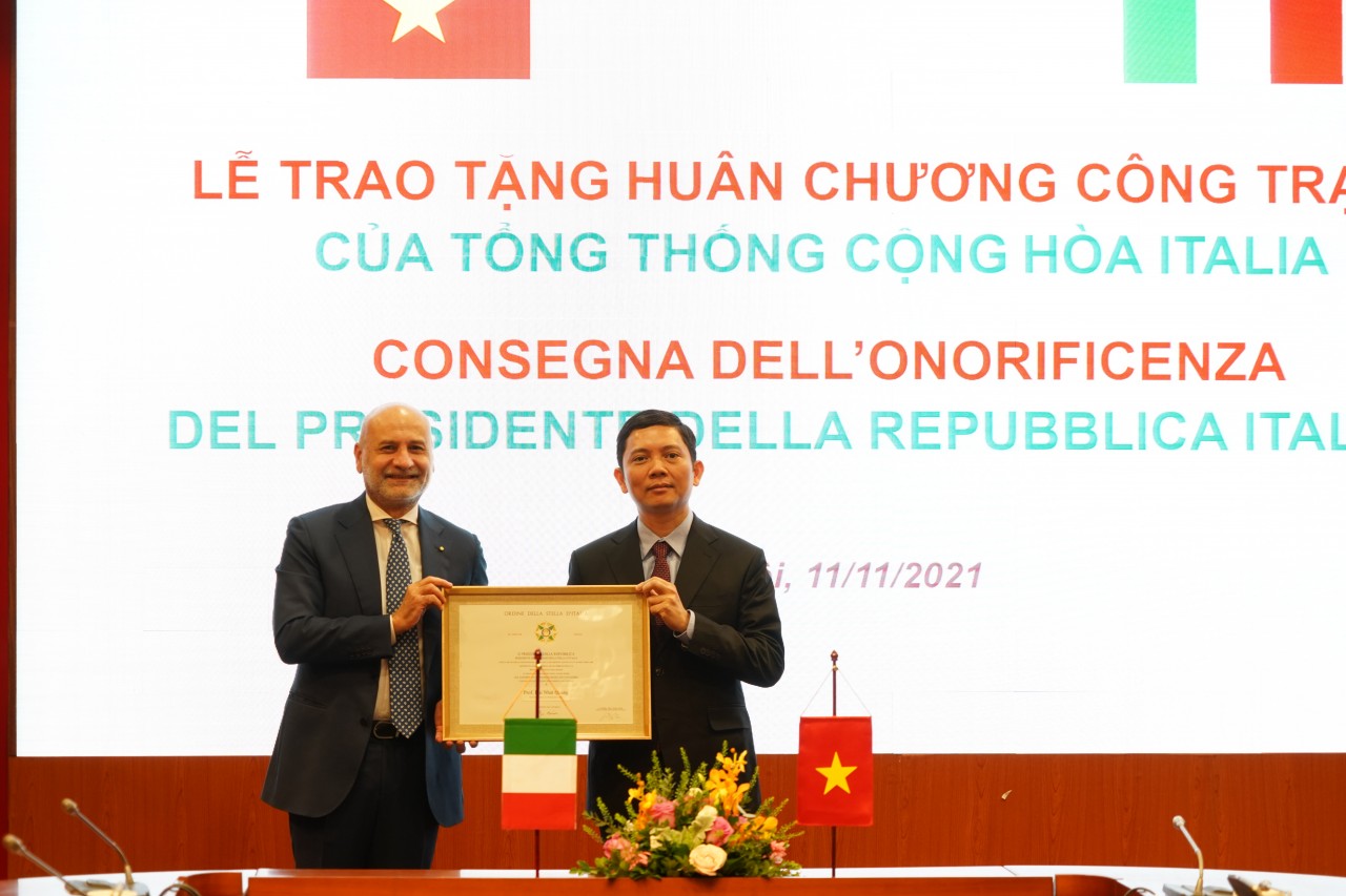 Noble Italian order presented to Vietnam – Italy Friendship Association Chairman